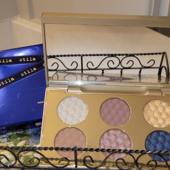 STILA Blue Realm Eye Pallet New In Box - Picture 3 of 3